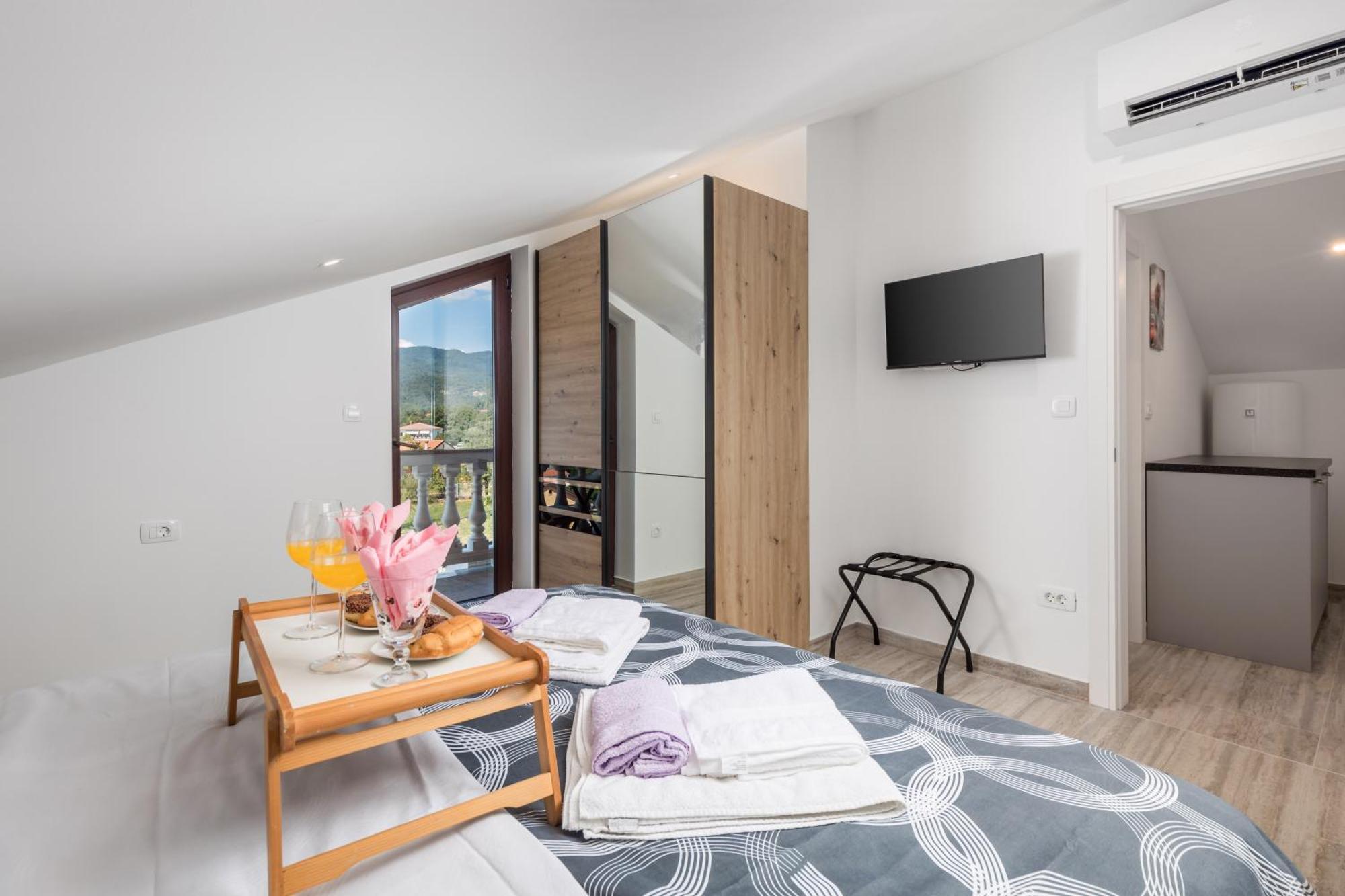Apartmani Jurina 卡斯塔 外观 照片