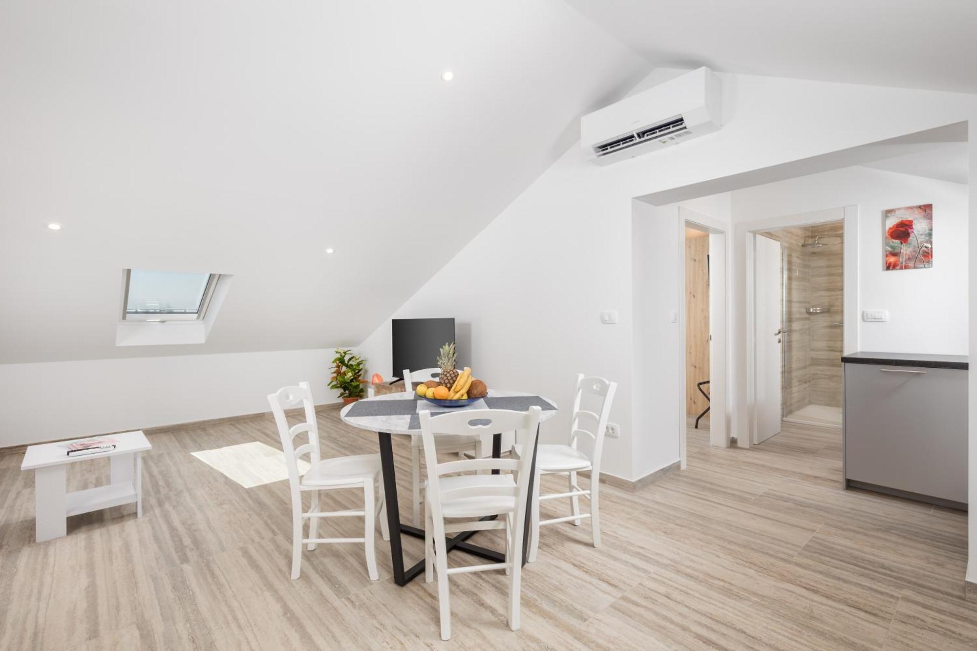 Apartmani Jurina 卡斯塔 外观 照片